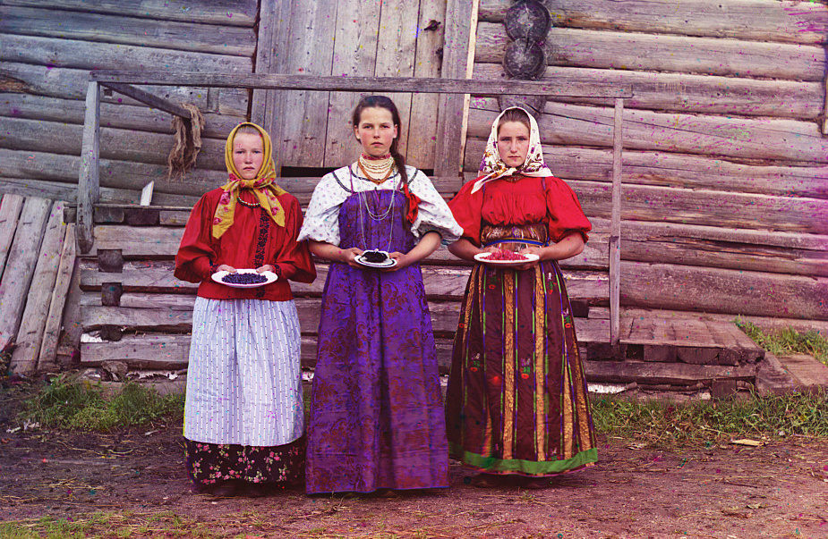 Tres mujeres jóvenes cerca de la ciudad de Kirillov. COLECCIÓN DE FOTOGRAFÍAS PROKUDIN-GORSKIĬ, BIBLIOTECA DEL CONGRESO, DIVISIÓN DE GRABADOS Y FOTOGRAFÍAS